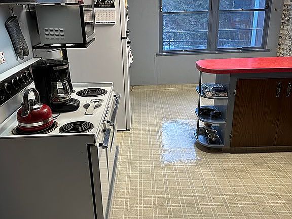 3rd image of 506 Kinnikinnik Dr