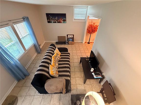 5th image of 412 Bellevue Ave Unit 9