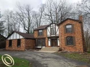 5114 Lake Bluff Rd, West Bloomfield, MI 48323