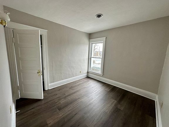 5th image of 139 E Seneca St #1
