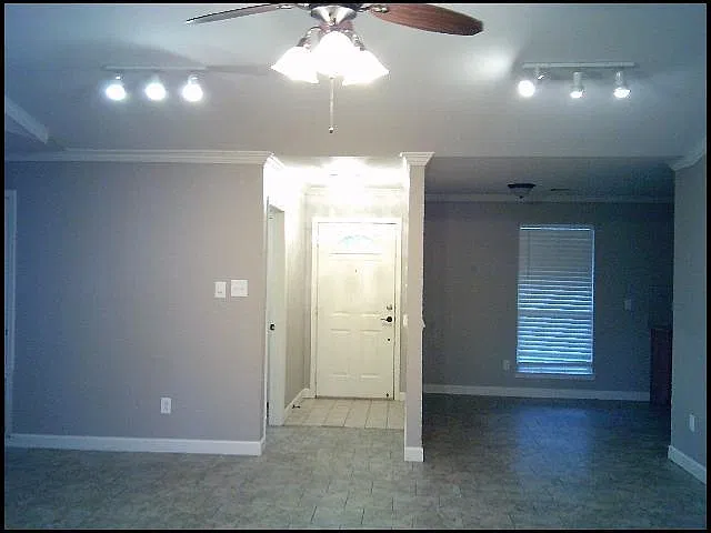 3 bed, 2.0 bath, 1381 sqft, $1,525 — Photo 2
