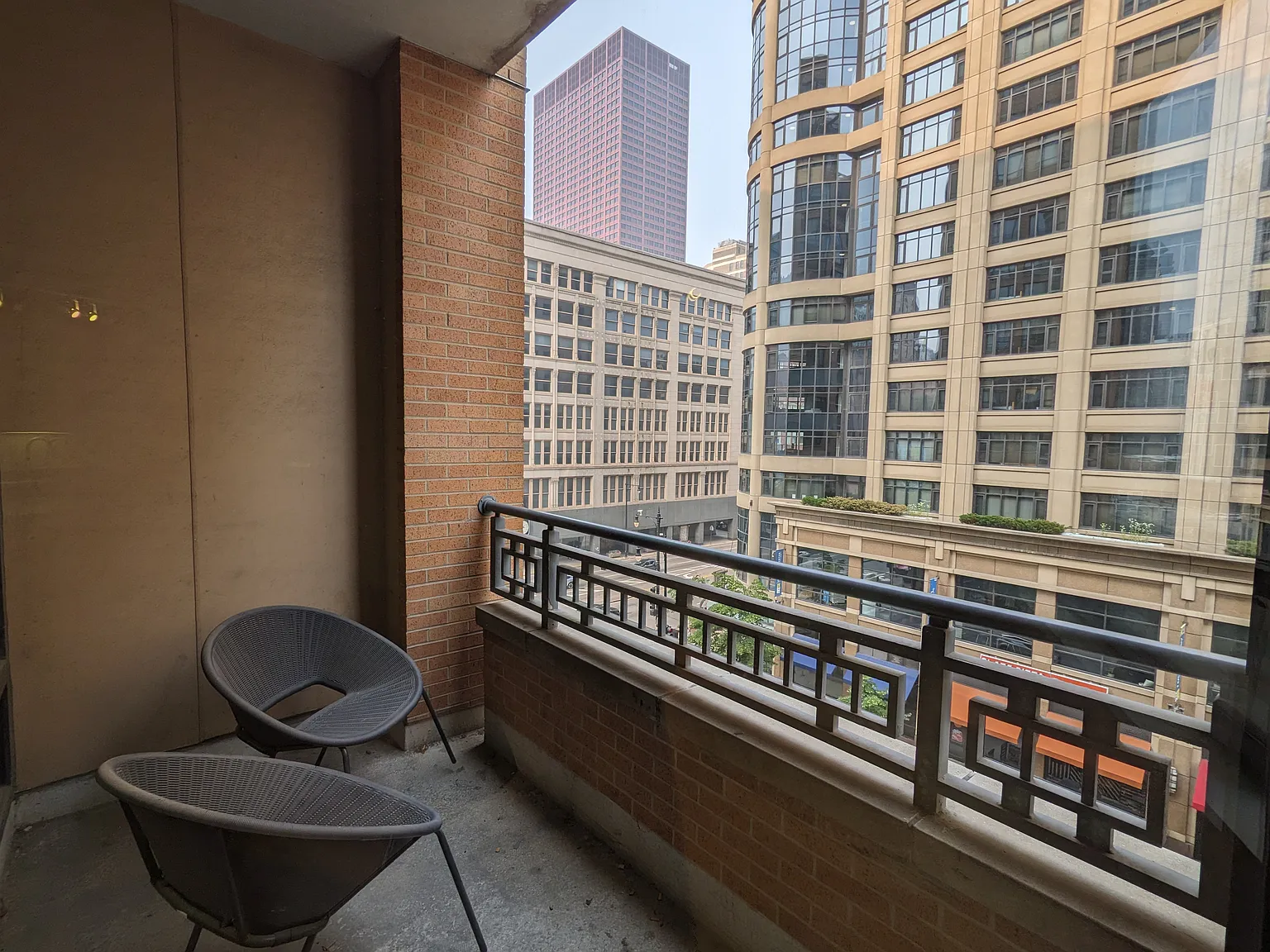 Large 1BR/1BA loft in Printer's Row — Photo 4