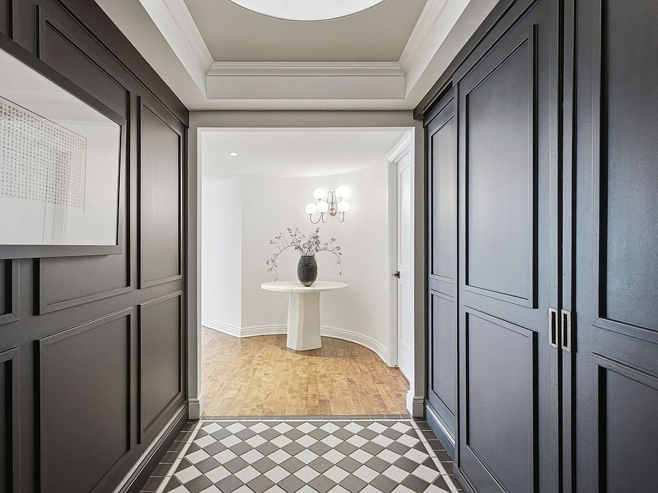 1st image of 1 Rue McGill #605