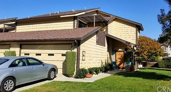 Super clean 2 bedroom and loft , 3 bath townhome located in Heritage Ranch