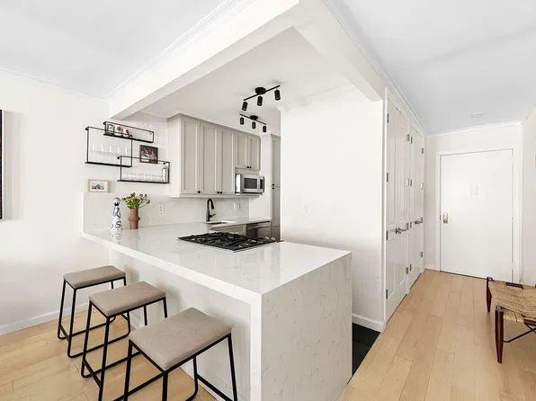 313 W 22nd St APT 2A, New York, NY 10011