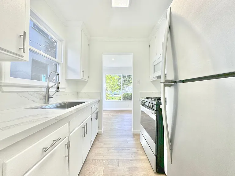 435 San Vicente Blvd — Photo 10