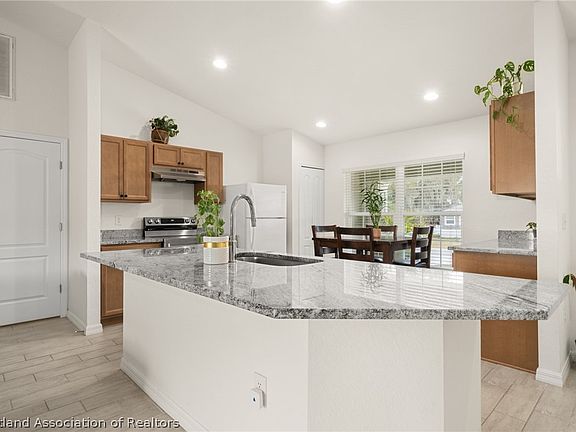 4th image of 1204 Ridge Dr