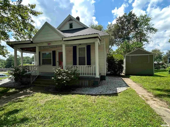 211 S Main St, Athens, IL 62613