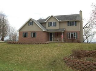 20902 N Deer Bluffs Dr, Chillicothe, IL 61523