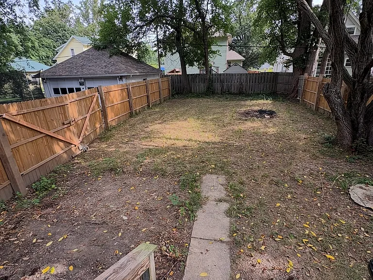 1137 Roosevelt Ave — Photo 8