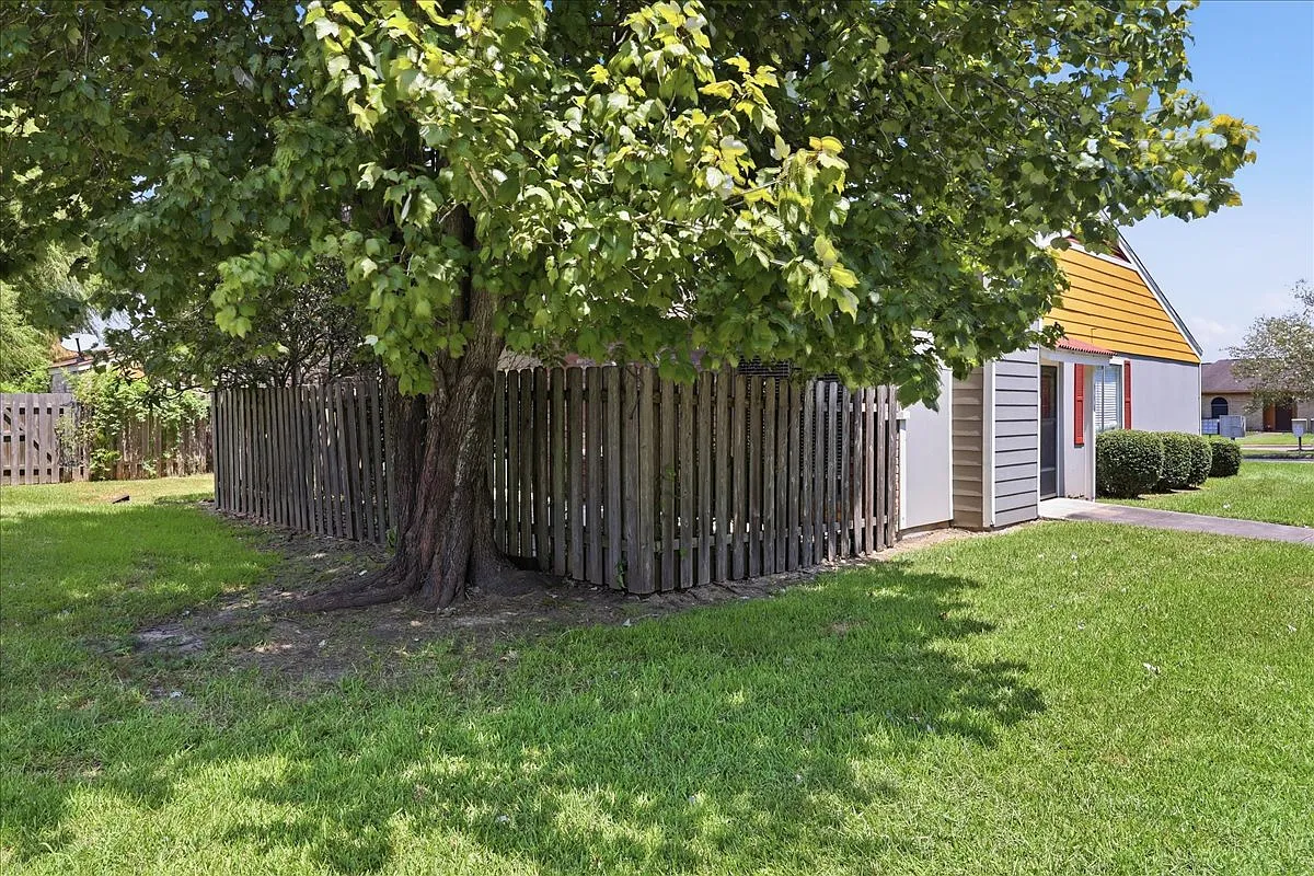 2 bed, 1079 sqft, $1,350 — Photo 2