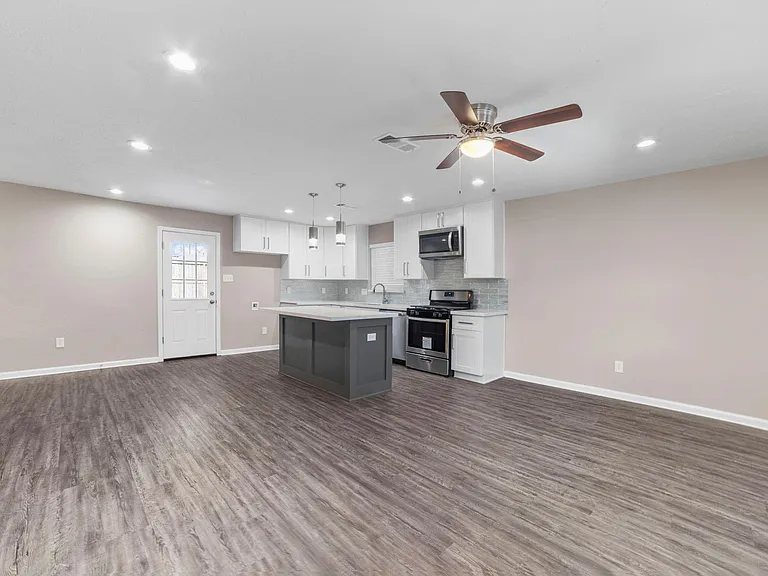 160 W Whitney St — Photo 5
