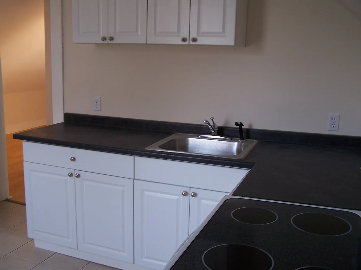 1 bed, 950 sqft, $1,350 — Photo 4