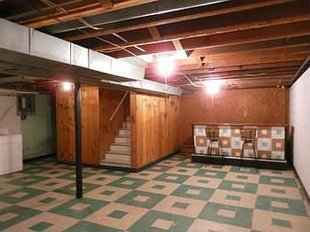 Finished basement & bar for entertaining