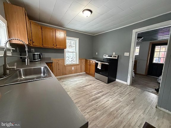 4th image of 1356 Main St