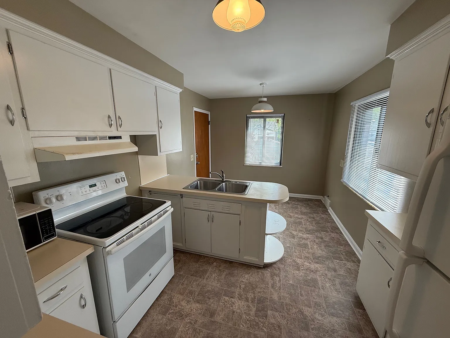 2 bed, 1200 sqft, $1,045 — Photo 4