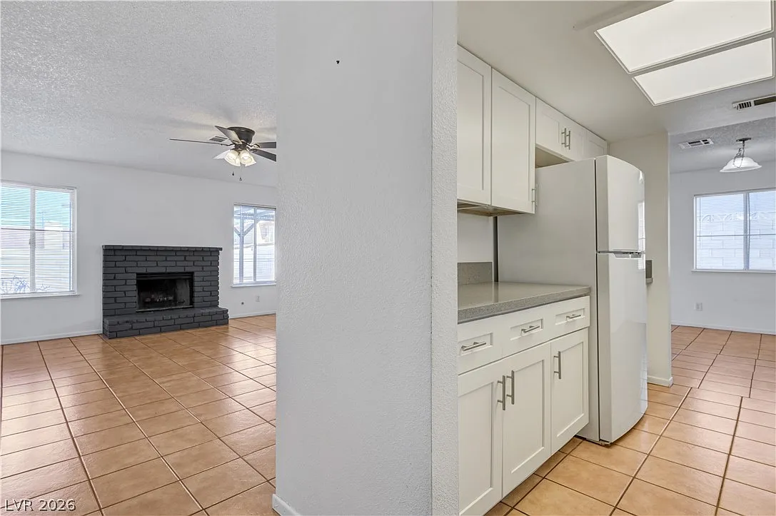 3 bed, 2.0 bath, 1340 sqft, $2,495 — Photo 4
