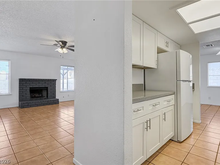 707 Honeybee Ct — Photo 4