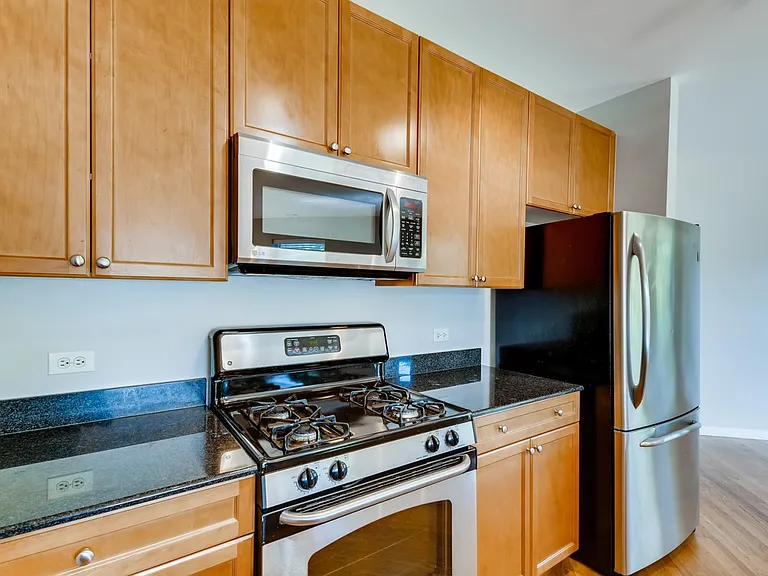 758 W 14th Pl #2B — Photo 9