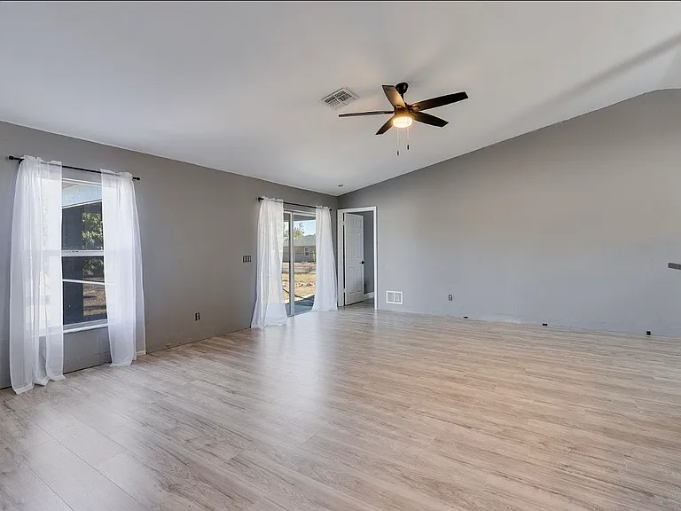 4305 NE 20th Pl — Photo 4