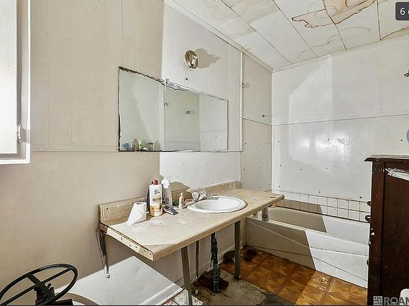 3rd image of 1118 Convention St