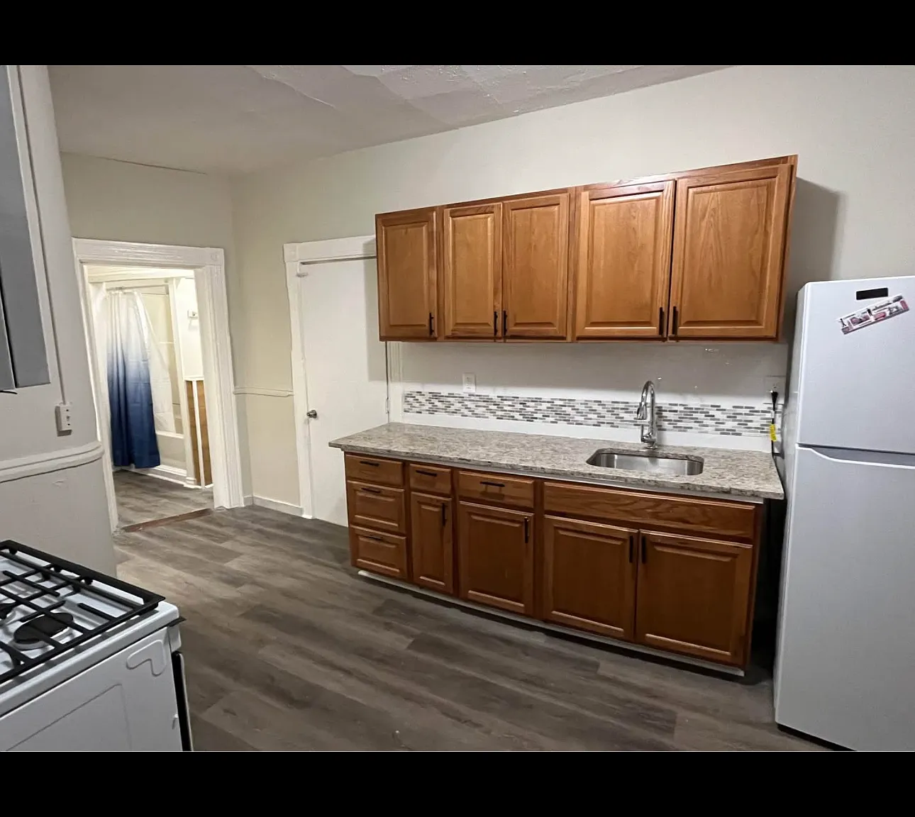 3 bed, 900 sqft, $2,100 — Photo 4