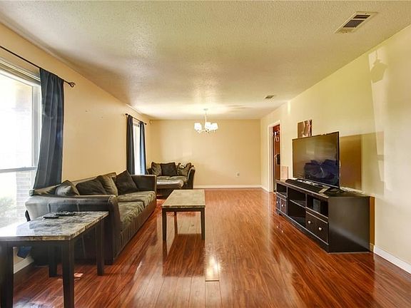 4th image of 2405 E Pearl Dr