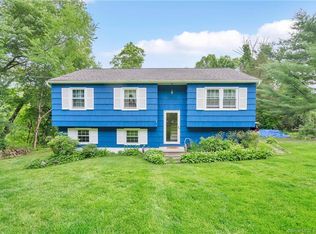 12 Scenic View Dr, Newtown, CT 06470