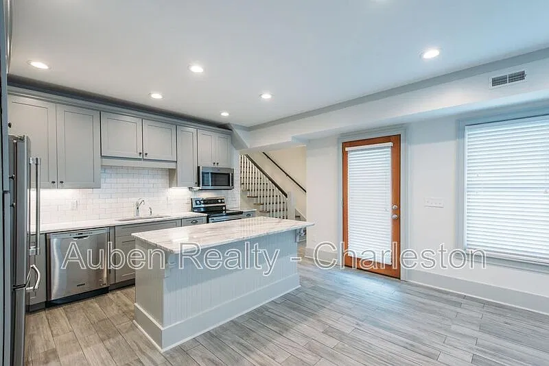 4 bed, 4.5 bath, 2050 sqft, $6,195 — Photo 2