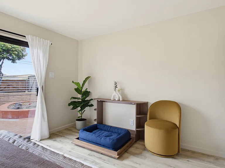 Master bedroom with premium dog bed (Pic 4)