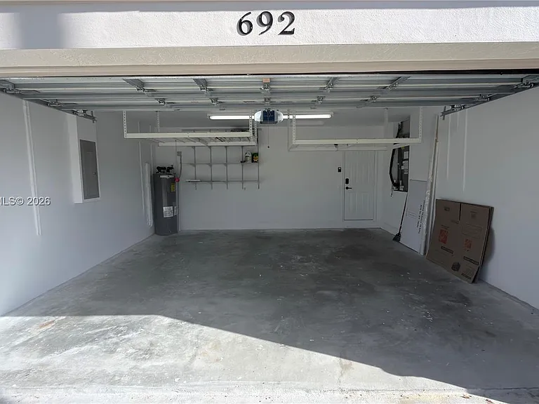 692 Maplewood Ct — Photo 18
