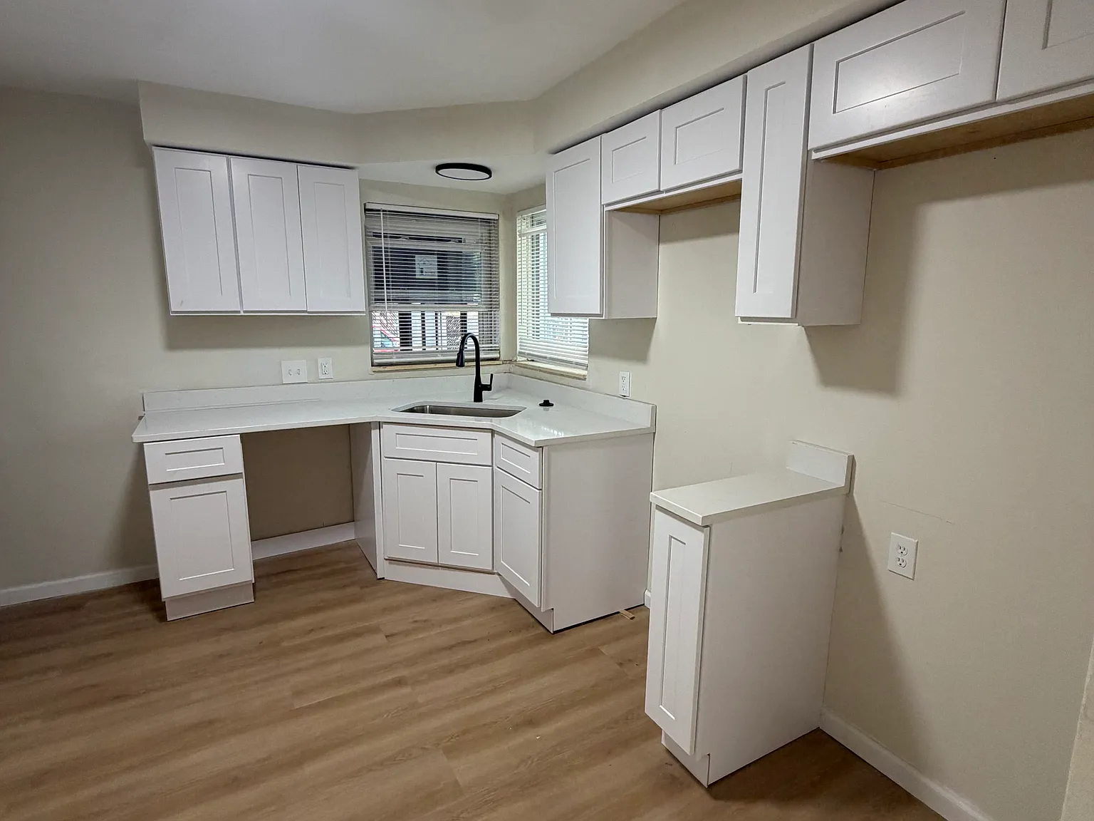 5 bed, 1300 sqft, $1,750 — Photo 2