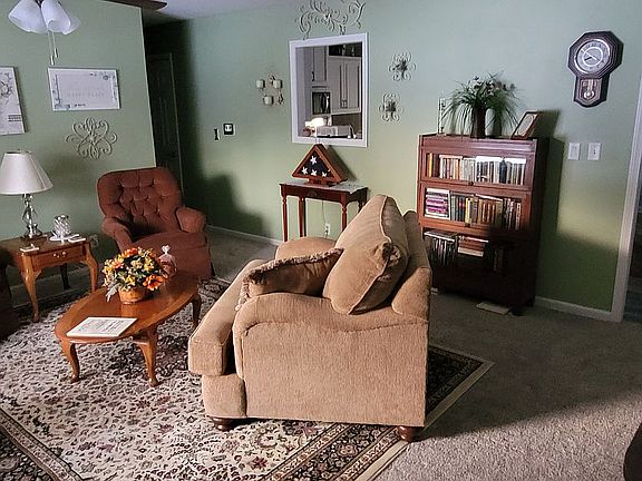 4th image of 518 Greenbrier Dr