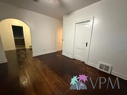 1213 E. Fox St - 1 — Photo 2