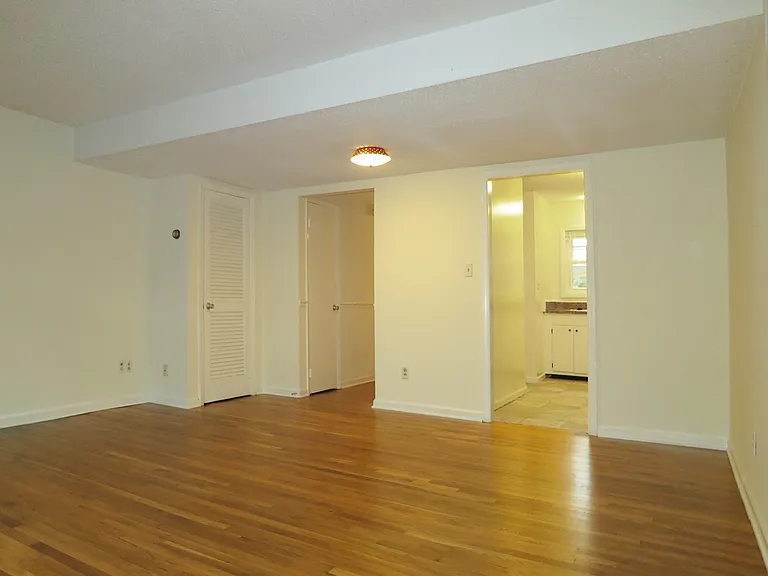 400 Davie Rd #8 — Photo 5