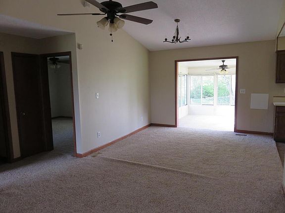 4th image of 326 River Bend Dr