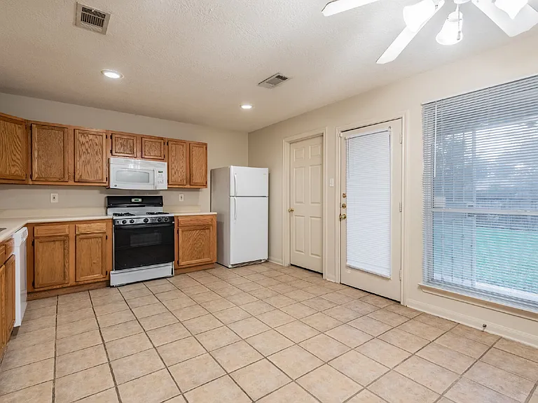 9438 Ashville Dr — Photo 10