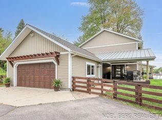 16 Circle Dr, Fruitport, MI 49415