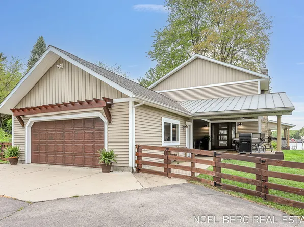 16 Circle Dr, Fruitport, MI 49415