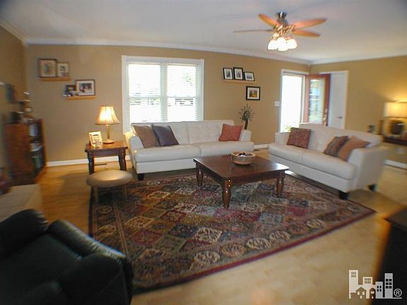 3rd image of 208 Rushton Cir