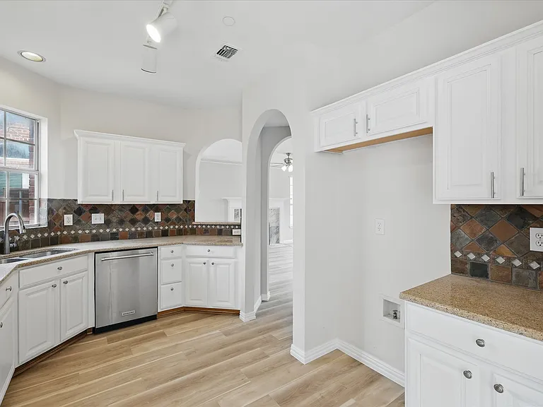 14625 Windsor Ct — Photo 12