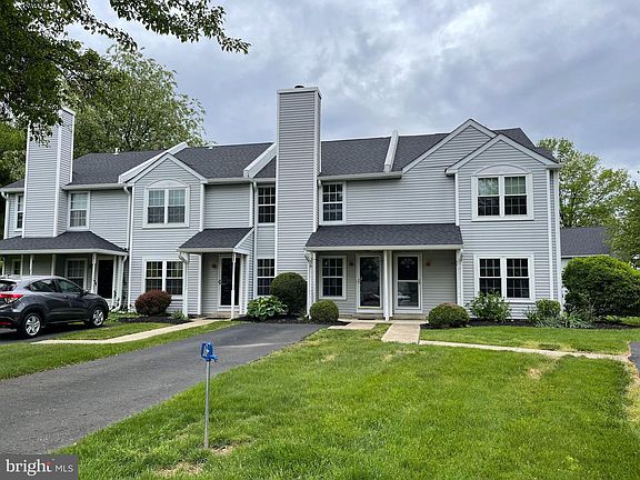 2nd image of 33 Eaton Ct #130