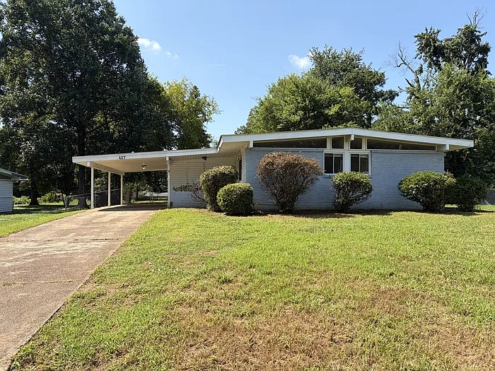 3 bed, 1.5 bath, 1290 sqft, $1,375 — Photo 1