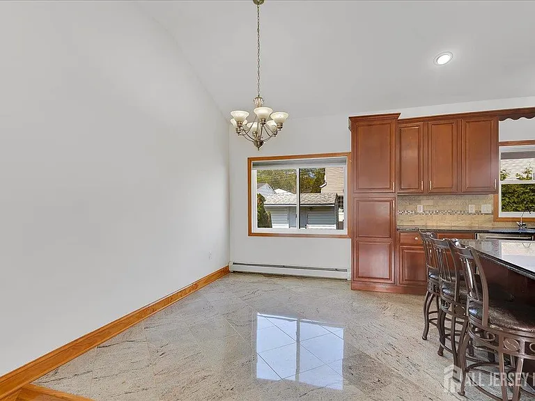 95 Calvert Ave E — Photo 9