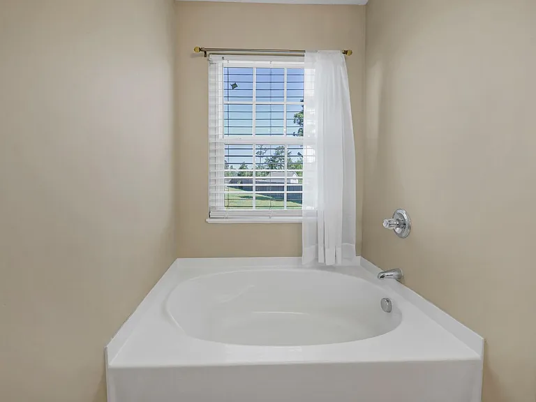 331 Woodcote Dr — Photo 15