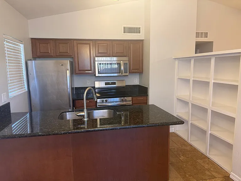 2527 S Maple Ave #102 — Photo 5