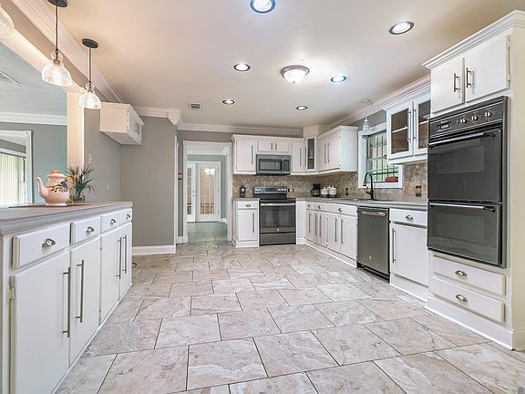 3rd image of 924 Valcour Dr