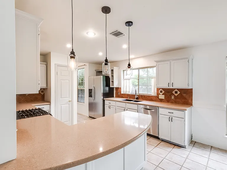 2106 Heather Dr — Photo 6