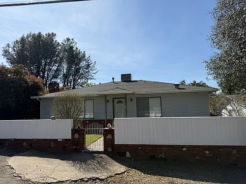 1840 Grand Coulee Blvd Photo 1