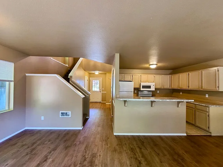 400 E River Ave — Photo 2